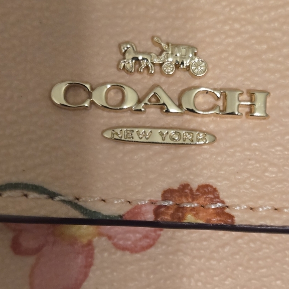​Coach Floral Print Leather AirPods Case / Bag Charm – Petal Pink **flawed** - Picture 4 of 11
